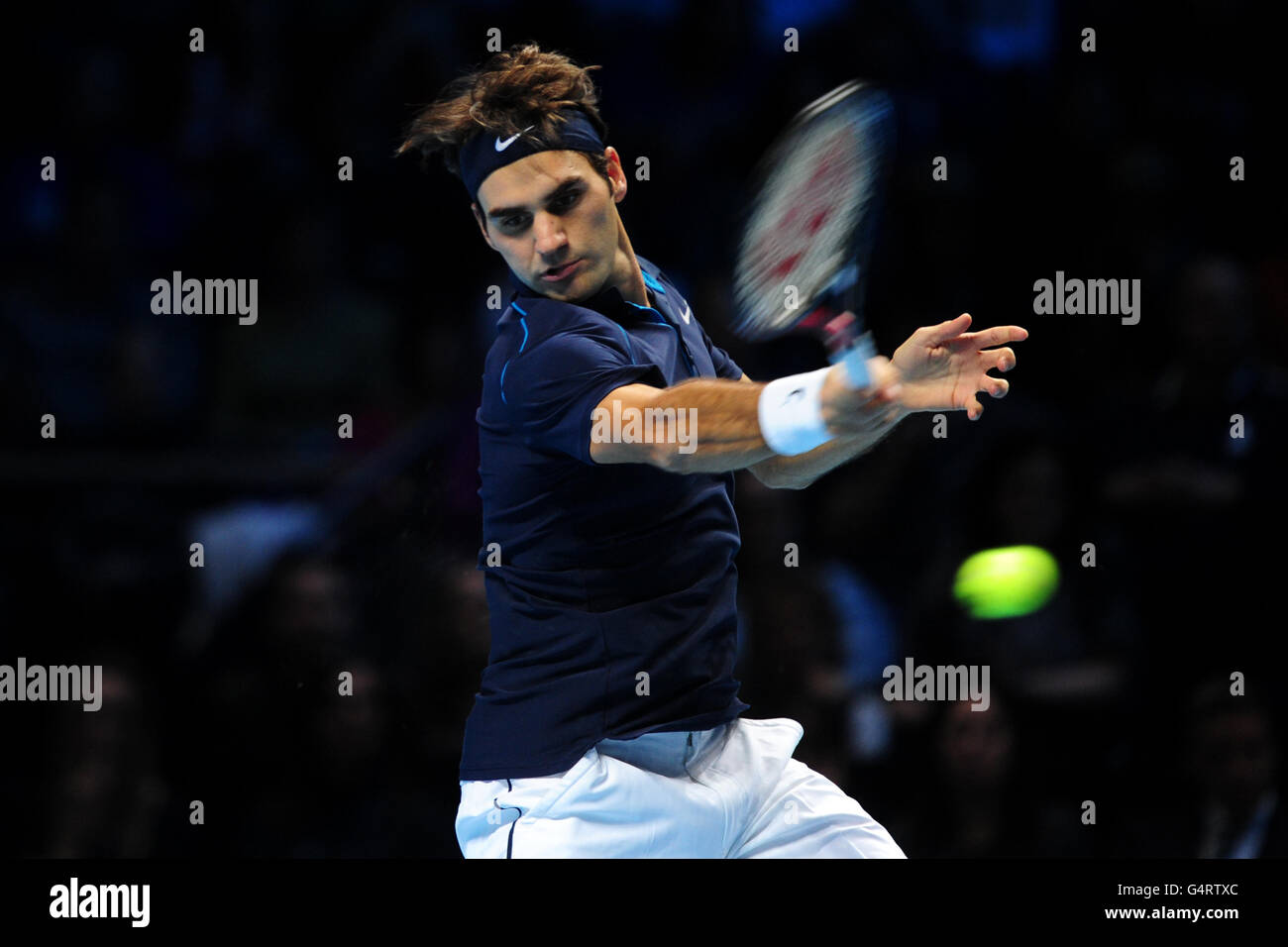 Tennis - Barclays ATP World Tennis Tour Finals - Tag 8 - O2 Arena. Der Schweizer Roger Federer im Kampf gegen den französischen Jo Wilfred-Tsonga Stockfoto