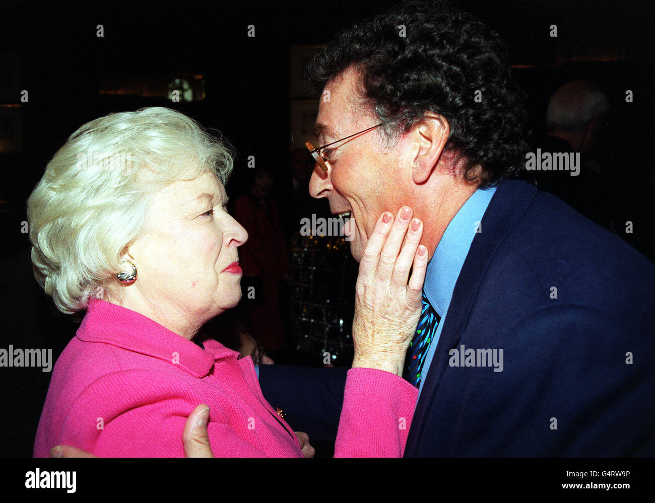 June Whitfield und der Schauspieler Robert Powell, beide Gewinner bei den Talkies Awards. Die Talkies, die heute ihr fünftes Jubiläum feierte, ist die jährliche Preisverleihung der Spoken Word-Branche und fand im Landmark Hotel, London, statt. Stockfoto
