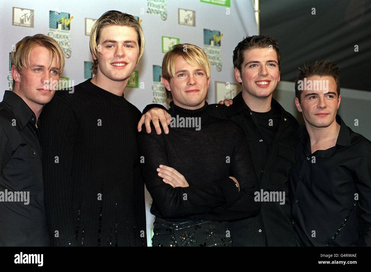 Die irische Boy-Band Westlife (L-R) Kian Egan, Nicky Byrne, Bryan McFadden, Mark Feehily und Shane Filan beim Point Dublin für die MTV Europe Music Awards 1999. Stockfoto