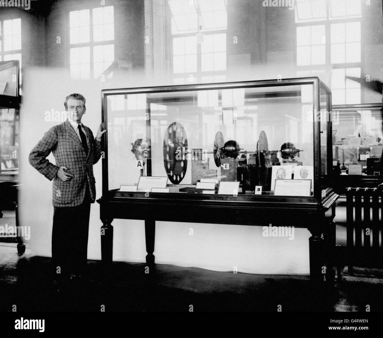 UM AUGUST 1926 JOHN LOGIE BAIRD, DER PIONIER DES FERNSEHENS, MIT SEINEM ERSTEN FERNSEHGERÄT, DAS ER DEM WISSENSCHAFTSMUSEUM VORSTELLTE. Stockfoto