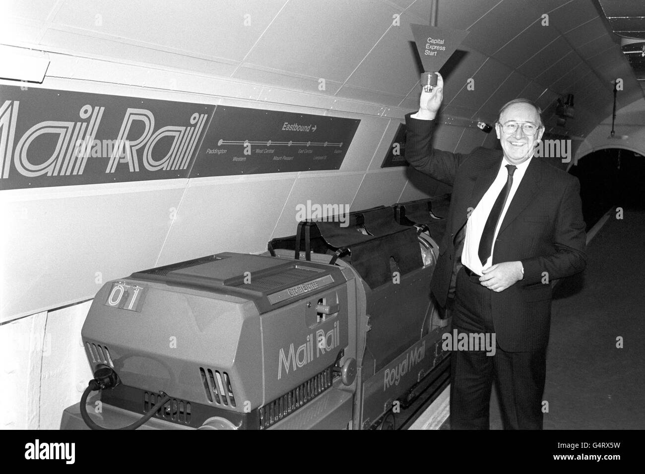 Sir Bryan Nicholson, der neue Vorsitzende des Postamtes, drückt den Knopf, um den neuen U-Bahn-Zug „Mail Rail“ zu starten, der den derzeitigen Roboter-Shuttle-Postträger in London ersetzt. Die Bahnlinie verkehrt zwischen den Bahnhöfen Paddington und Liverpool Street Stockfoto