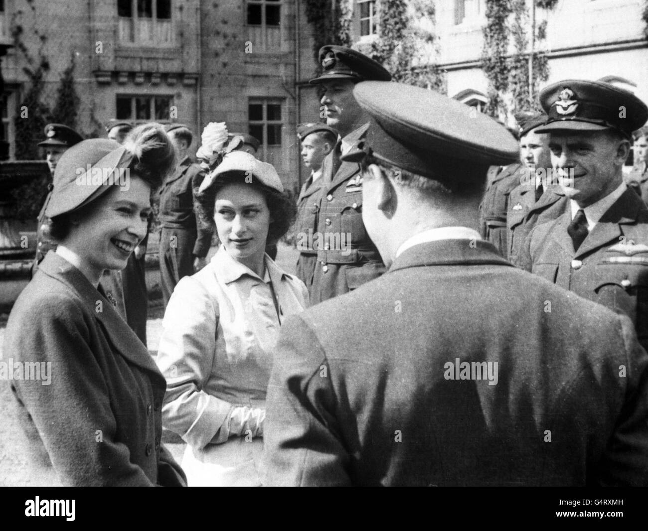 Prinzessin Elizabeth trifft kanadische Luftkadetten in Balmoral, Schottland Stockfoto