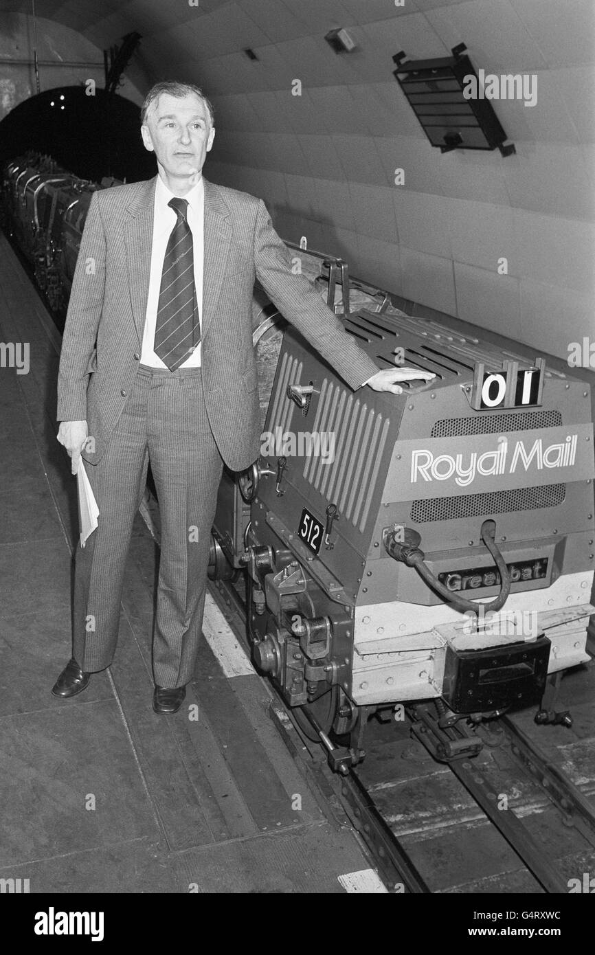 Ron Dearing, Chairman of Posts and National Giro, beim Start der ersten Welle neuer U-Bahn-Züge, London. Die Züge werden von Paddington zur Liverpool Street fahren und sechs Sortierbüros miteinander verbinden. Das System trägt täglich rund sechs Millionen Buchstaben entlang der Seven Mile Route Stockfoto