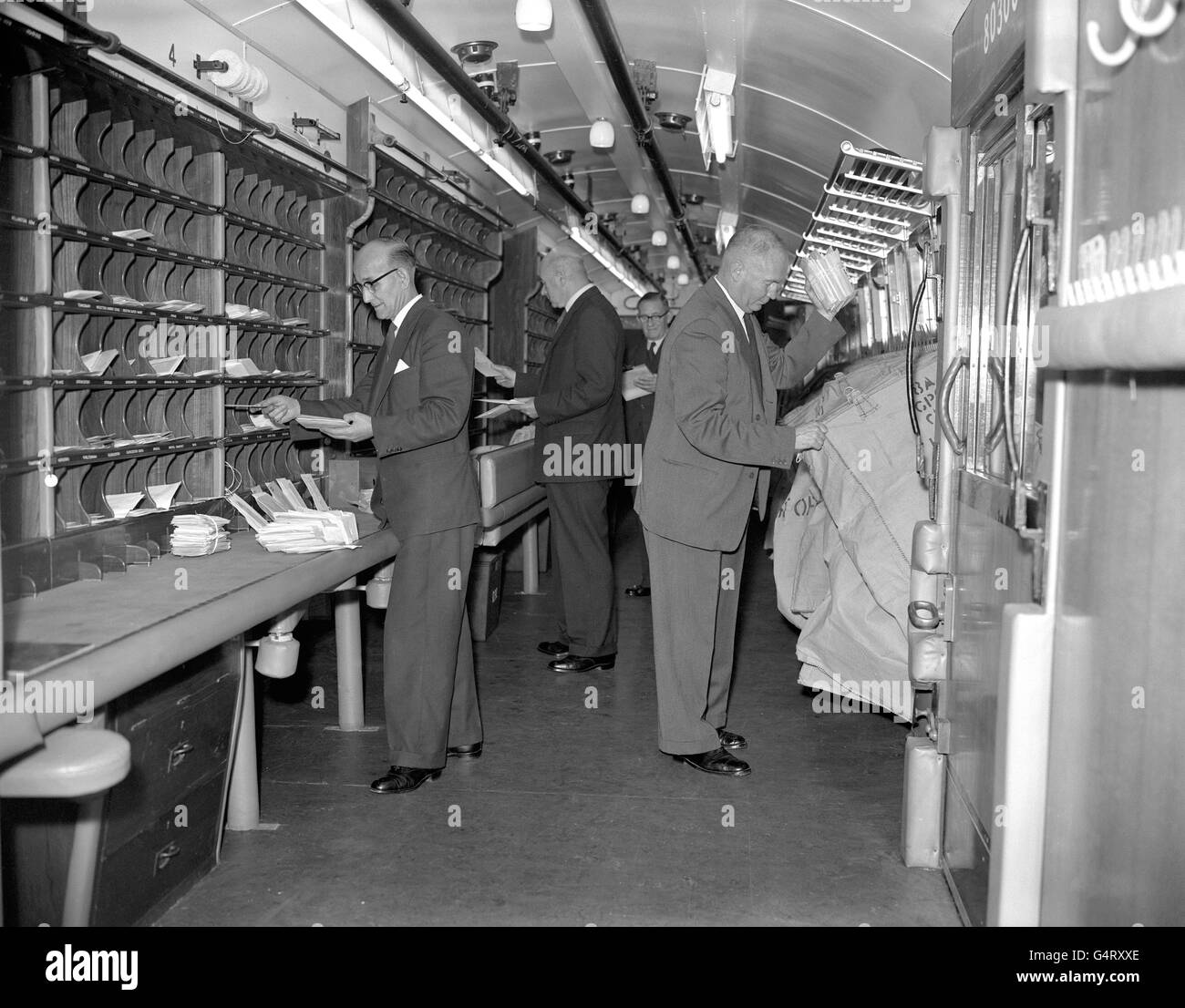 Postarbeiter sortieren Post auf dem neuen 'Great Western Travelling Post Office', einem speziellen Postsortierzug für das West Country. Der neue Zug wird Buckinghamshire, Bedfordshire, Oxfordshire, Somerset und Gloucestershire bedienen. Stockfoto