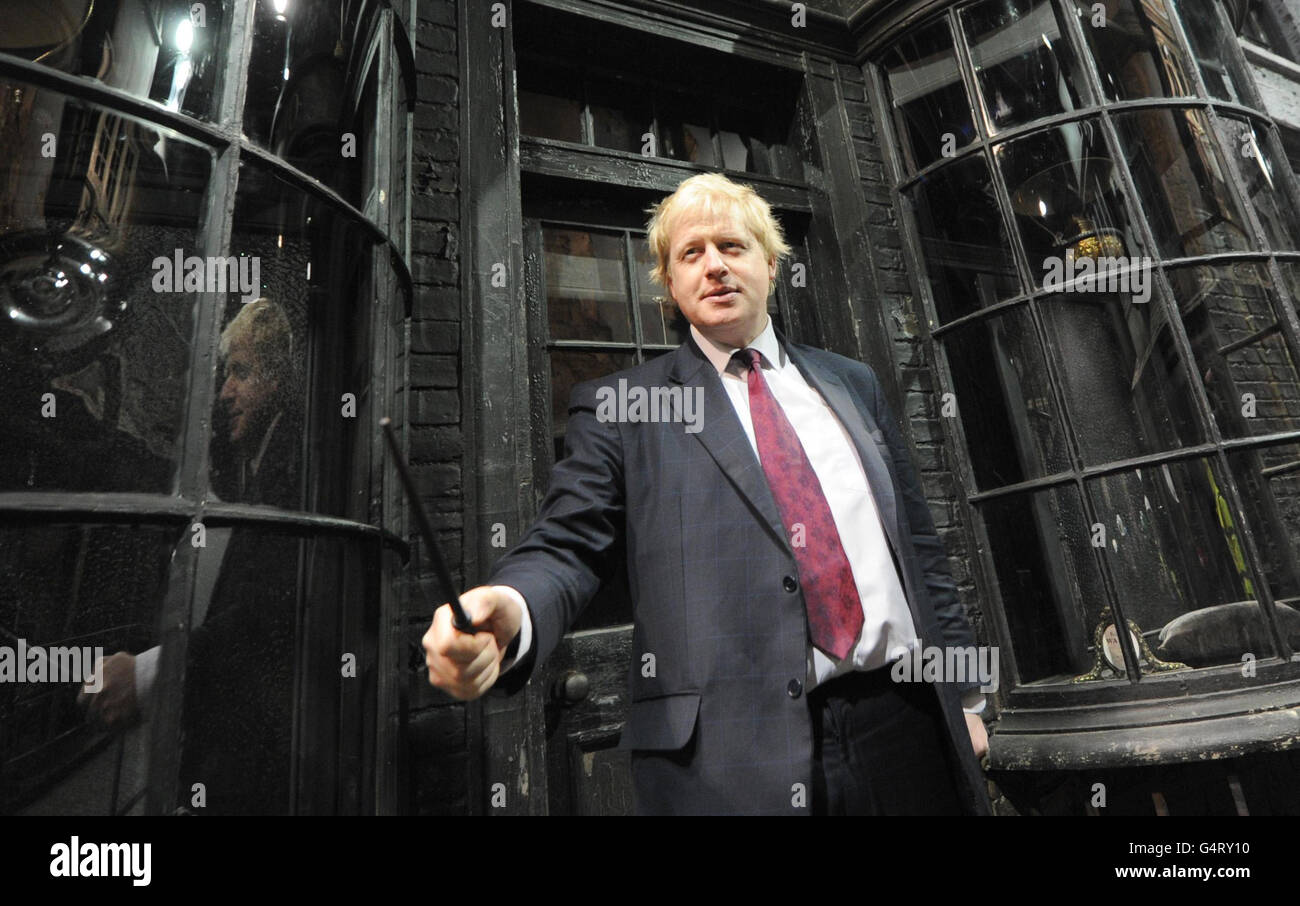 Der Bürgermeister von London, Boris Johnson, schwingt einen Zauberstab in der Winkelgasse, als er die neue Attraktion „The Making of Harry Potter“ in den Warner Brothers Studios in Leavesden, Hertfordshire, besucht. PRESSEVERBAND Foto Montag, 19. Dezember 2011. Bildnachweis sollte lauten: Anthony Devlin/PA Wire Stockfoto