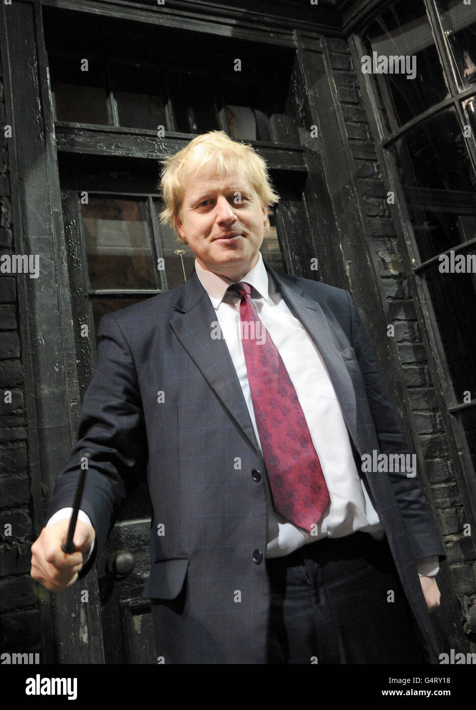 Der Bürgermeister von London, Boris Johnson, schwingt einen Zauberstab in der Winkelgasse, als er die neue Attraktion „The Making of Harry Potter“ in den Warner Brothers Studios in Leavesden, Hertfordshire, besucht. PRESSEVERBAND Foto Montag, 19. Dezember 2011. Bildnachweis sollte lauten: Anthony Devlin/PA Stockfoto