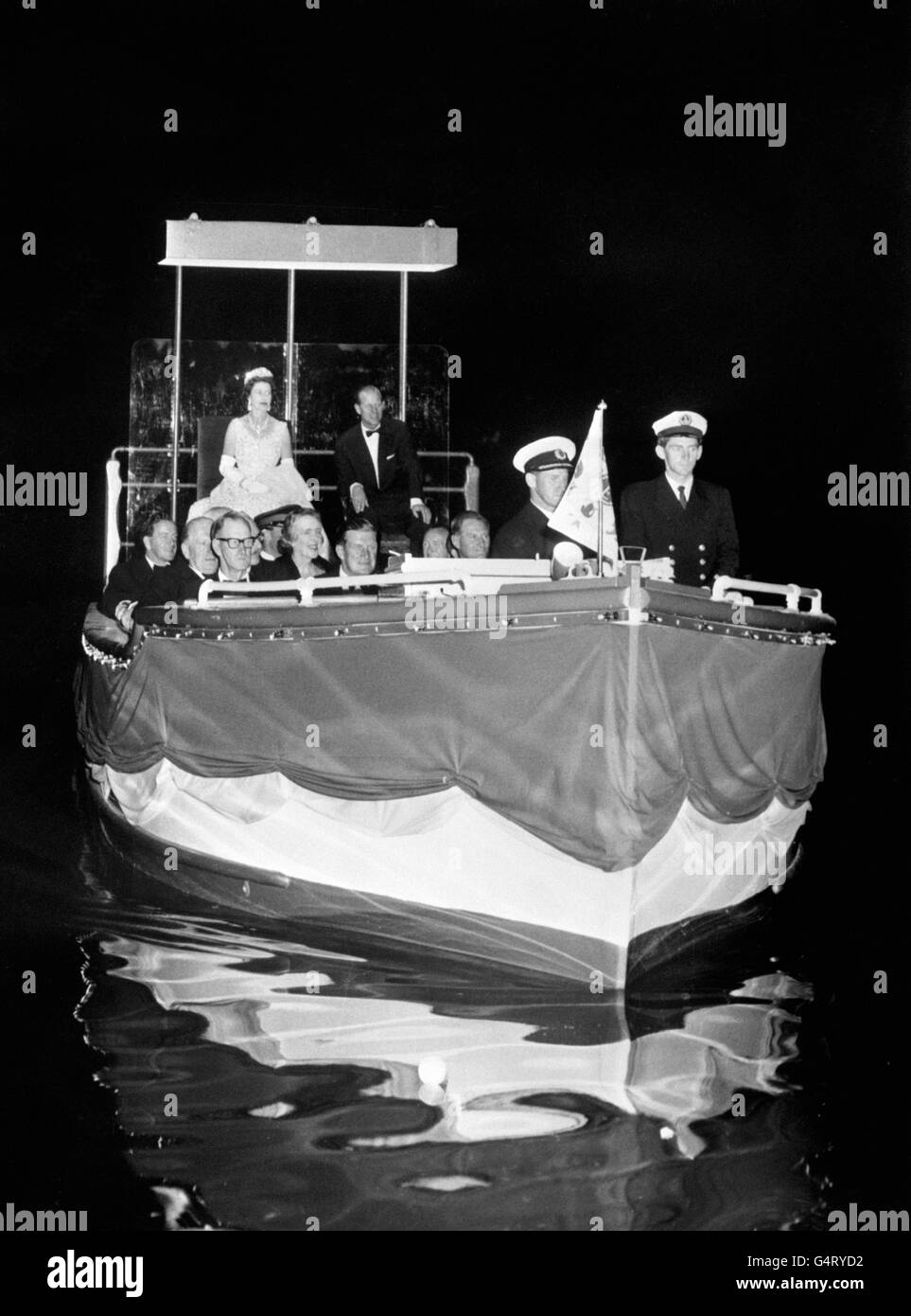 Königin Elizabeth II. Und der Herzog von Edinburgh auf der königlichen Barge, die sie über den Torrens Lake, Adelaide, transportiert, um an einem Musikfestival im Elder Park teilzunehmen. Stockfoto