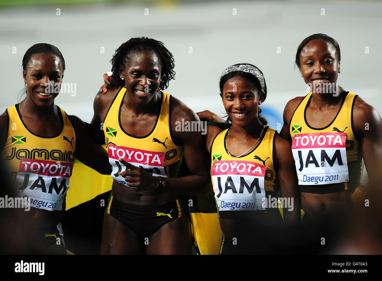 Die Jamaica Women's 4x100 m Staffel Team von Shelly-Ann Fraser-Pryce (2. Links), Kerron Stewart (2. Rechts), Sherone Simpson (rechts) und Veronica Campbell-Brown nach dem zweiten Platz im Finale Stockfoto