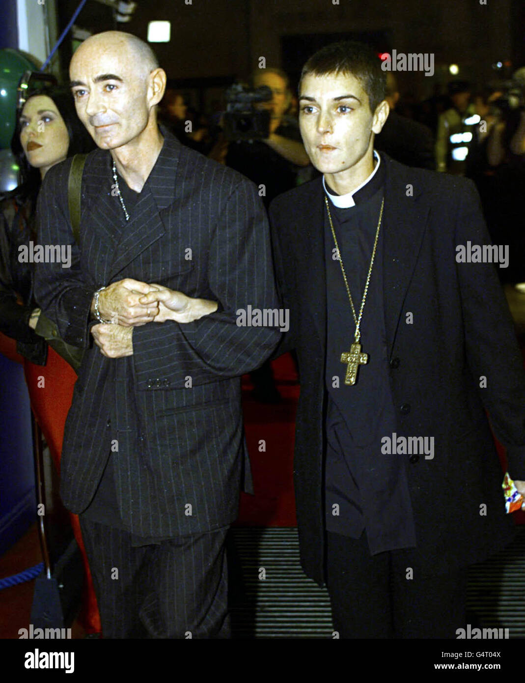 Die Sängerin Sinead O'Connor, auch bekannt als Mutter Bernadette O'Connor, kommt bei den Heineken/Hot Press Rock Awards in Dublin, Irland, in Begleitung von Freund BP Fallon an. Stockfoto