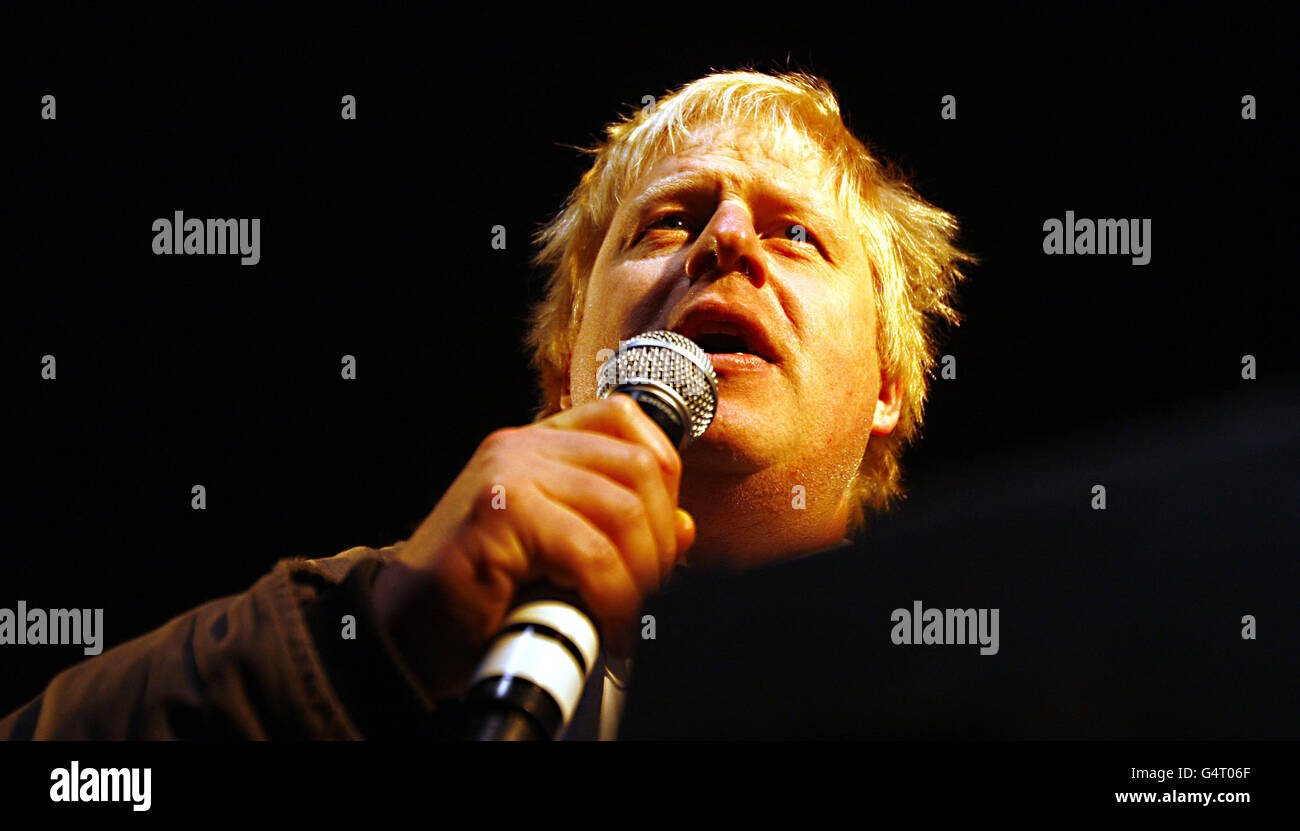 Der Londoner Bürgermeister Boris Johnson ist Ehrengast bei der Menorah-Beleuchtung am Trafalgar Square, London, um Chanukah - das jüdische Lichterfest - zu feiern. DRÜCKEN SIE VERBANDSFOTO. DRÜCKEN SIE VERBANDSFOTO. Bilddatum: Dienstag, 20. Dezember 2011. Bildnachweis sollte lauten: Sean Dempsey/PA Wire Stockfoto