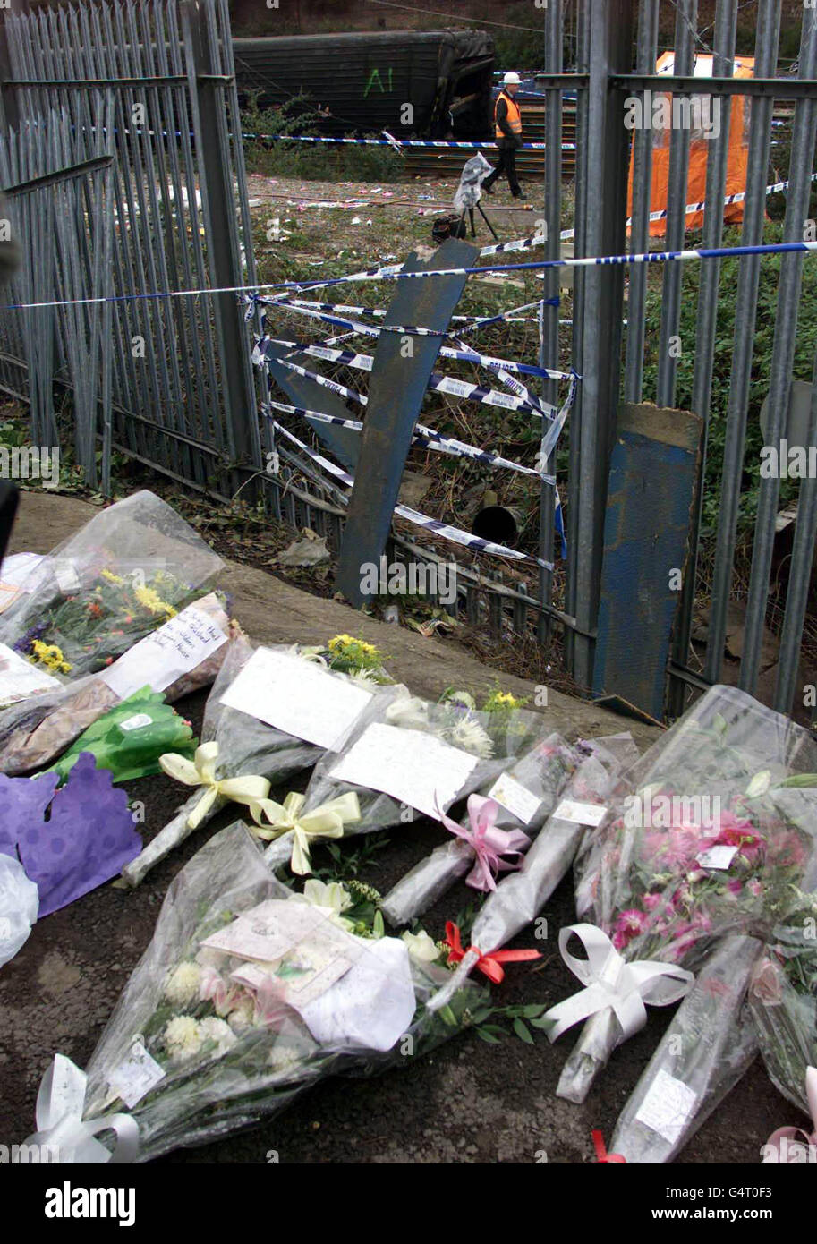 RAIL Crash/Trackside 2. Blumen, die von Verwandten am Standort des Bahnabsturzes in Paddington, London, gelegt wurden. Stockfoto