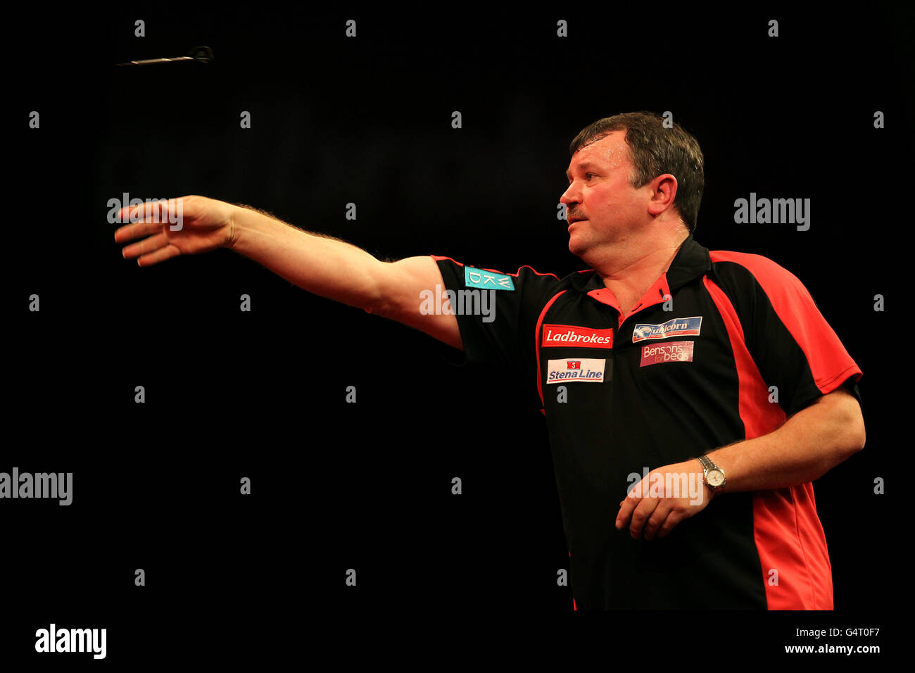 Terry Jenkins im Einsatz gegen Joe Cullen während der World Darts Championship Ladbrokes.com im Alexandra Palace, London. DRÜCKEN SIE VERBANDSFOTO. Bilddatum: Dienstag, 20. Dezember 2011. Bildnachweis sollte lauten: PA Wire Stockfoto