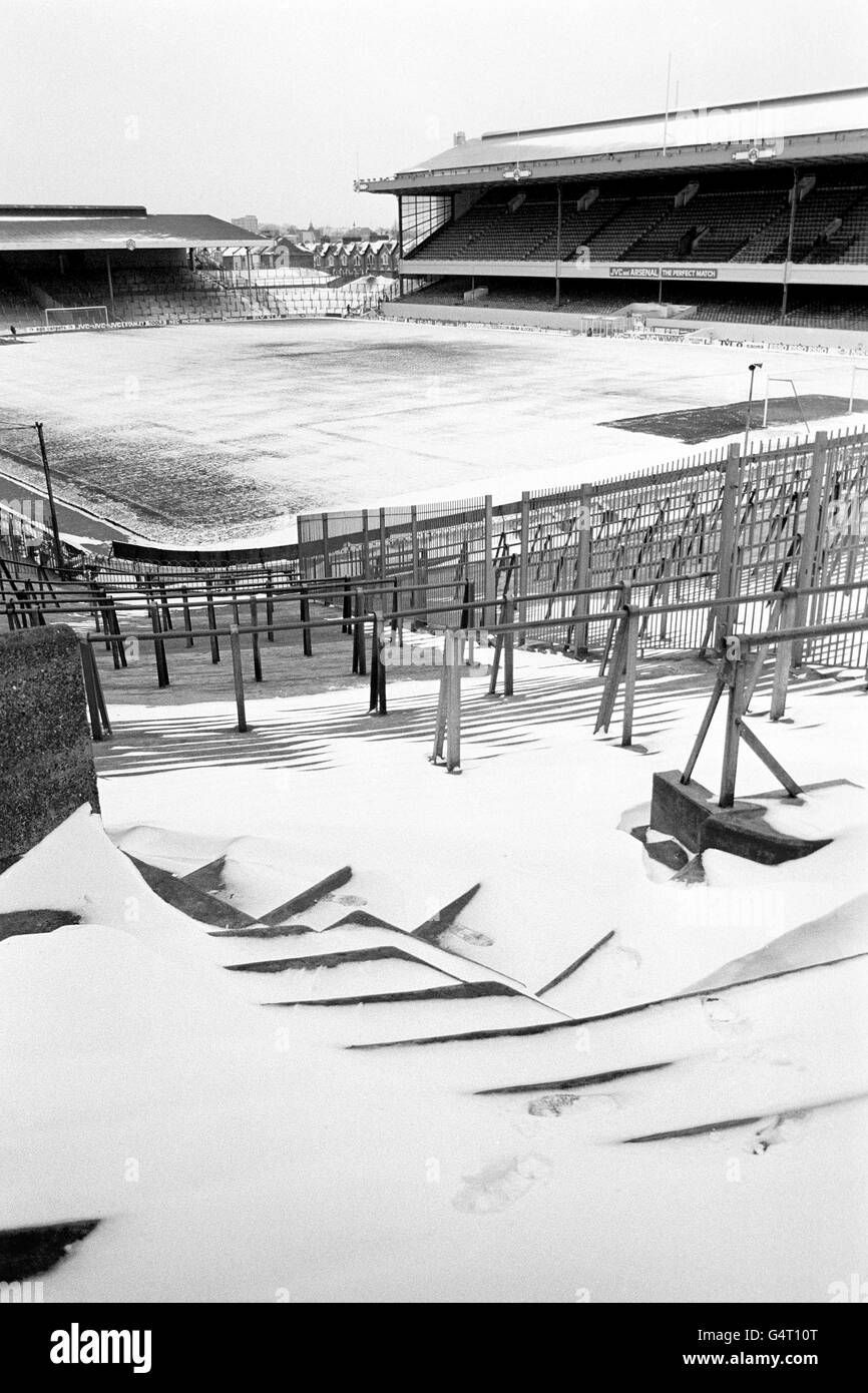 Fußball - Heute Liga Division One - Arsenal - Highbury. Highbury Stadium, Heimstadion von Arsenal, schneebedeckt Stockfoto