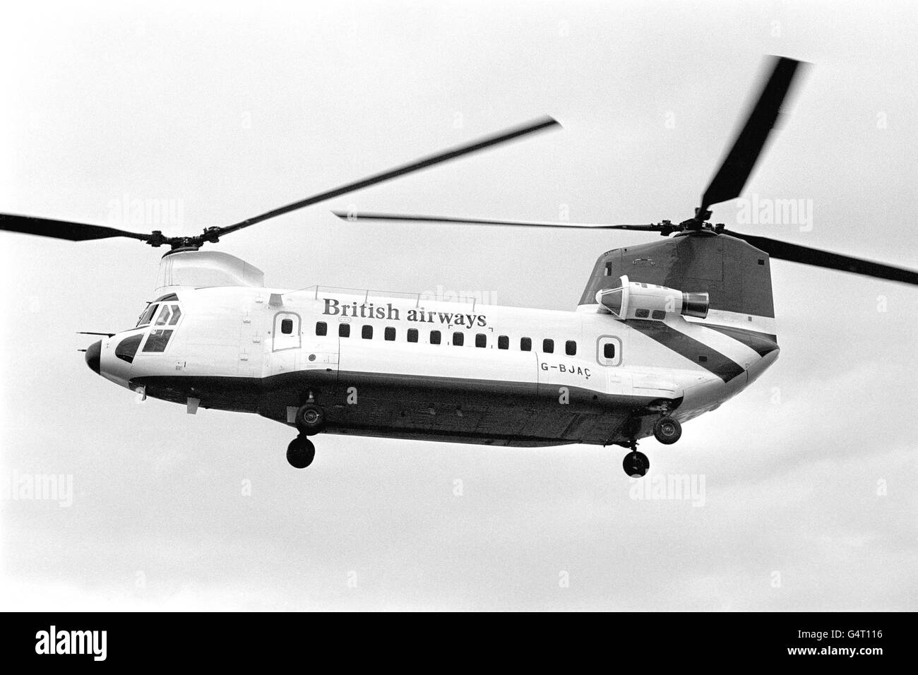 Der erste kommerzielle Hubschrauber von British Airways schwebt über dem Londoner Flughafen Gatwick. Die Boeing Vertol 234 wurde als das erste echte Hubschrauberflugzeug beschrieben, das 44 Passagiere mit vollem Airline-Trimm, vier-Gänge-Sitzen in den Mittelgängen, warmen Mahlzeiten und einer Toilette aufnehmen kann. Das Doppelrotor-Flugzeug ist hauptsächlich für den Einsatz zwischen Aberdeen und den weiter entfernten Nordsee-Ölplattformen bestimmt Stockfoto