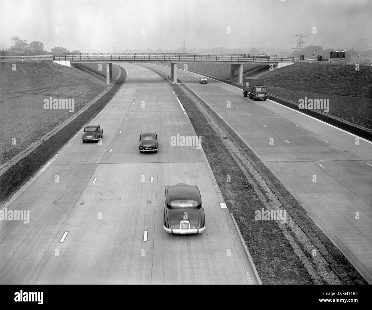 Die erste Fernstraße Großbritanniens, die Autobahn London-Birmingham M1, wurde nach der Eröffnung durch den Verkehrsminister eröffnet. Dieses Bild wurde in der Nähe des Luton Sporns aufgenommen. Stockfoto