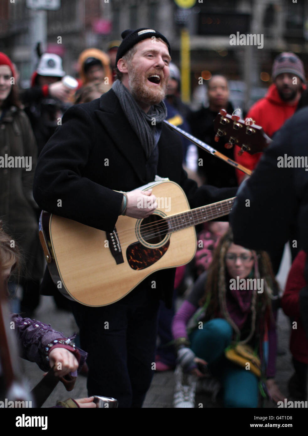 Der Oscar-Gewinner Glen Hansard ist für die Obdachlosenhilfe The Simon Community unterwegs, während eines Besuchs im Occupy Dame Street Camp vor der Zentralbank in Dublin heute Abend. Stockfoto