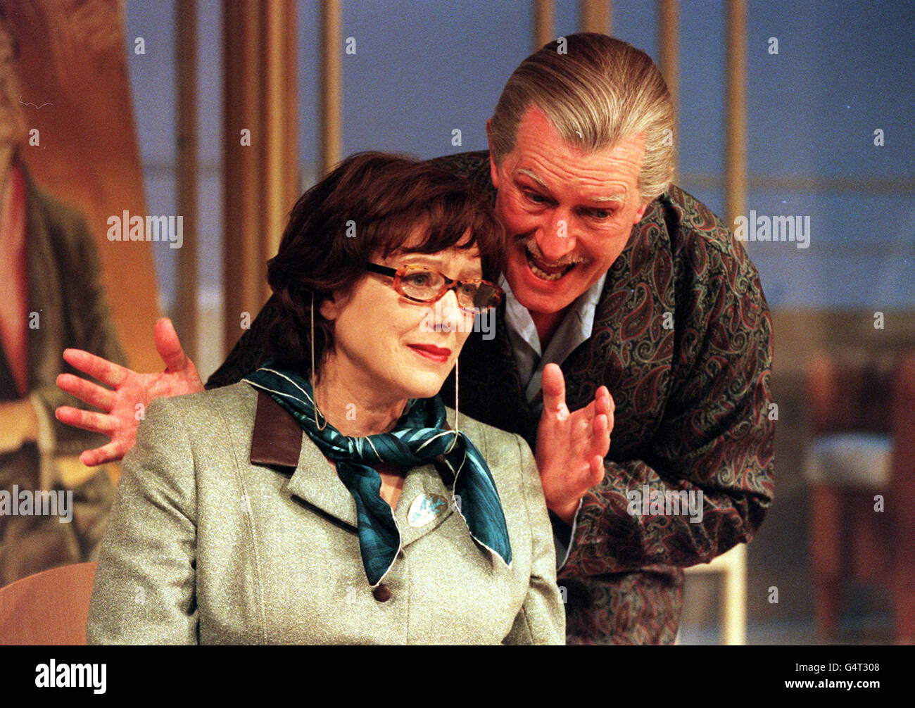 Ehemann und Ehefrau Corin Redgrave (rechts) und Kika Markham, auf der Bühne des Londoner Gielgud Theatre, in Noel Coward's Song at Twilight. Stockfoto