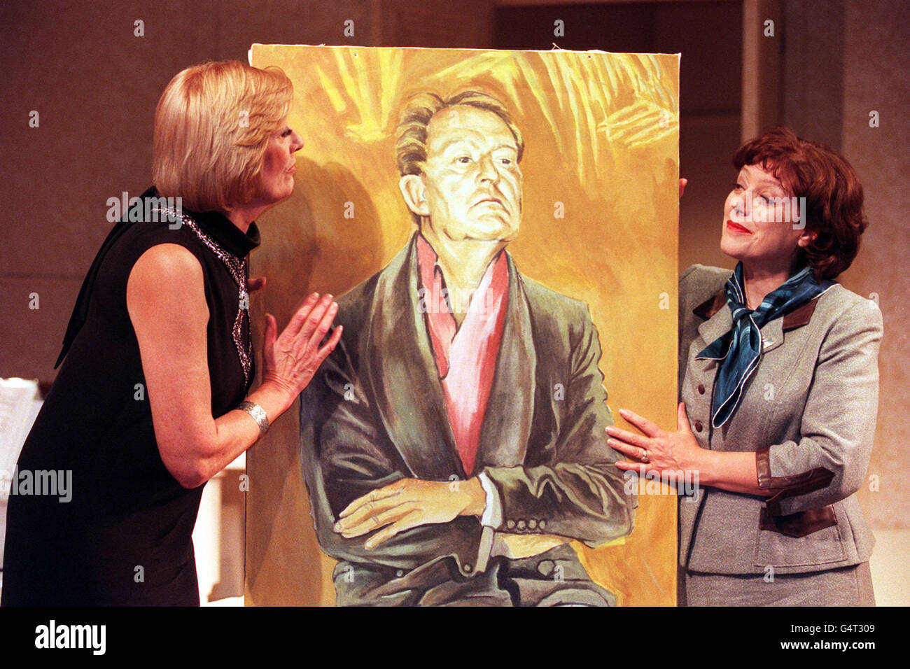 Vanessa Redgrave und ihre Schwägerin Kika Markham, auf der Bühne im Londoner Gielgud Theatre, in Noel Coward's Song at Twilight. Stockfoto