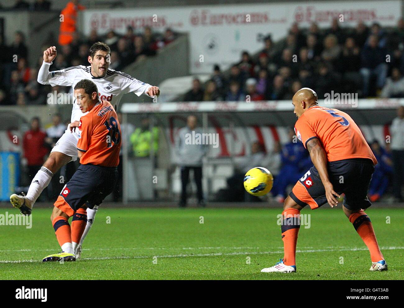 Fußball - Barclays Premier League - Swansea City / Queens Park Rangers - Liberty Stadium. Danny Graham von Swansea City erzielt das erste Tor seines Spielers Stockfoto