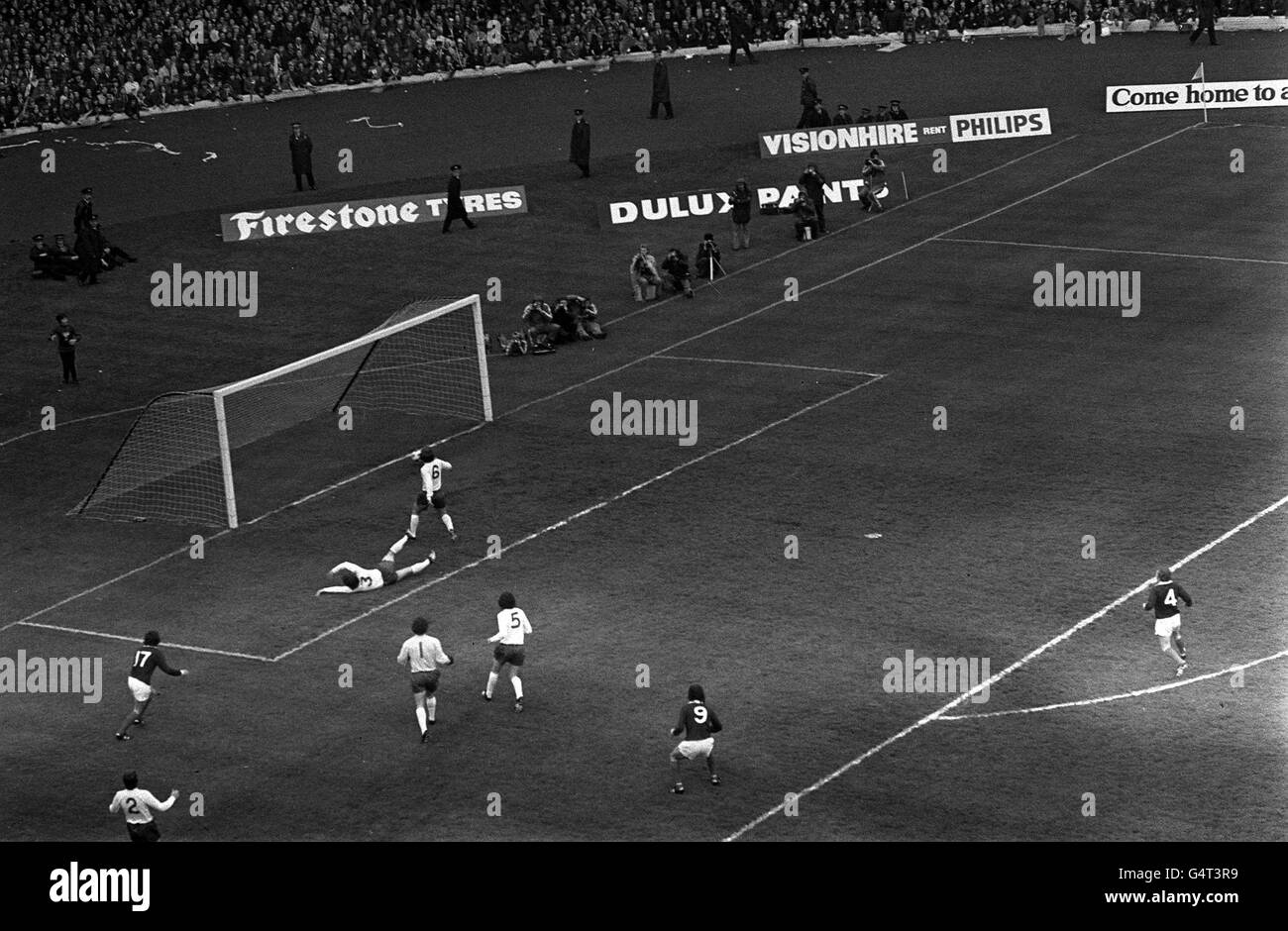 ENGLAND GEGEN SCHOTTLAND. PA Foto 18/5/74 Joe Jordan (9) erzielt das erste Tor für Schottland gegen England beim internationalen Spiel im Hampden Park in Glasgow Stockfoto