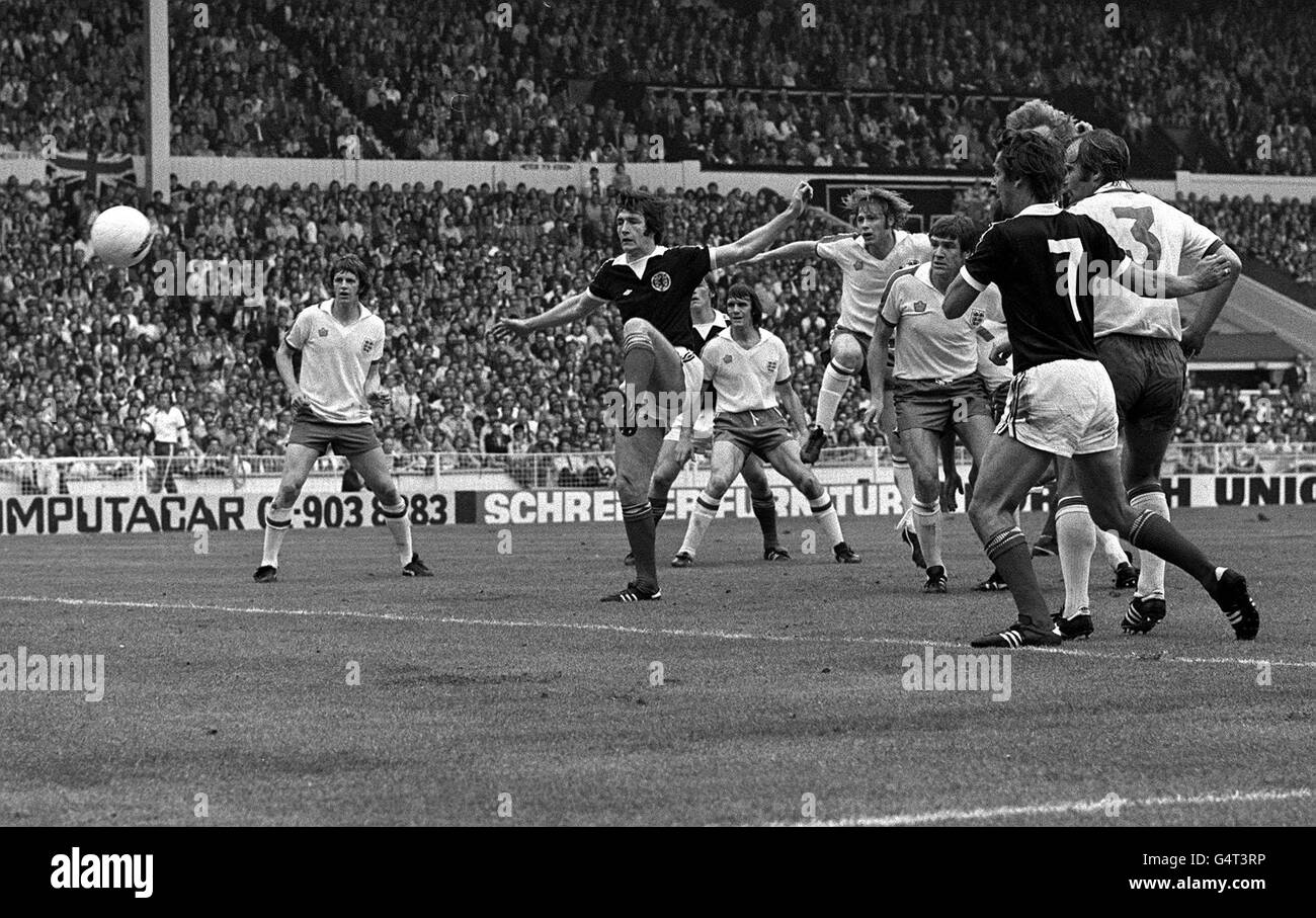 Der Verteidiger Gordon McQueen erzielt heute drei Minuten vor der Halbzeit einen Vorsprung von 1-0:00 auf Schottland im Heimmeisterschaftsspiel gegen England im Wembley Stadium. Stockfoto