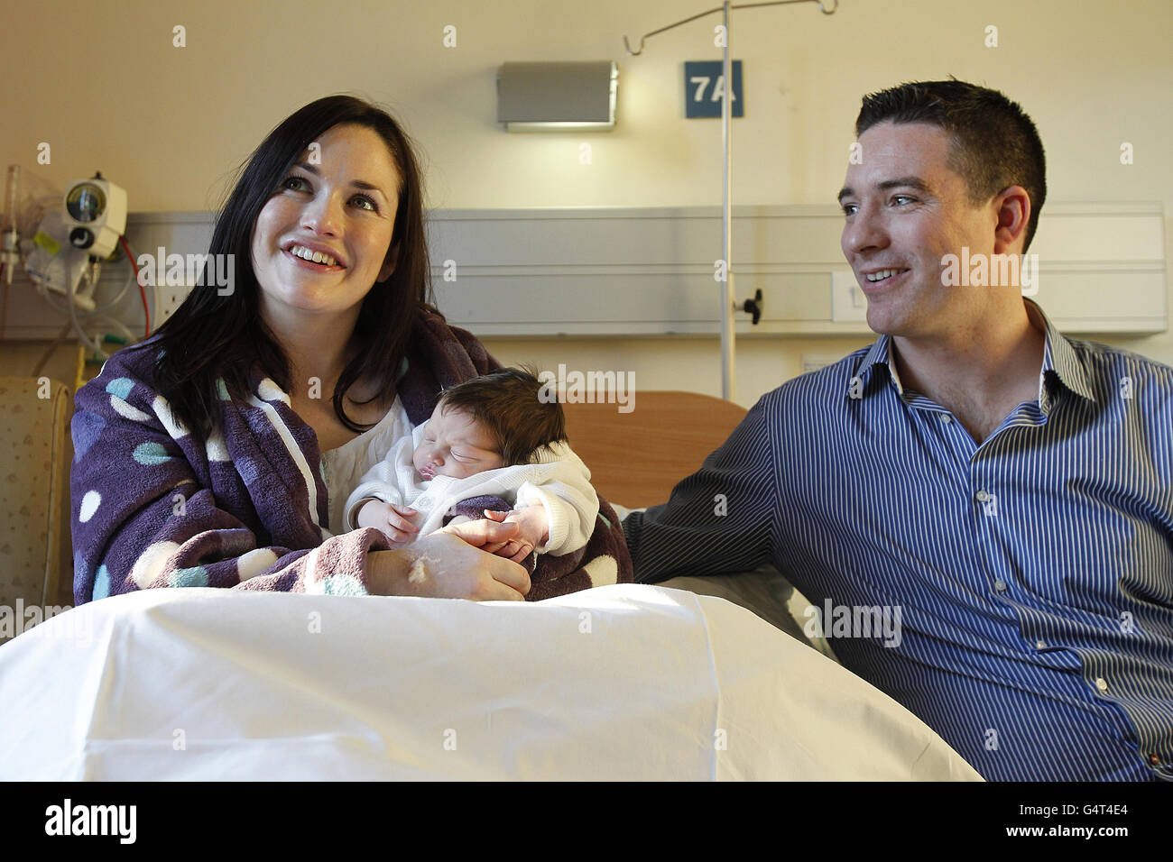 Neujahr Baby Amelie Rose, mit einem Gewicht von 7 Pfund, 5 Unzen mit ihren Eltern Catriona und Neil Mitchell aus Churchtown, Dublin, im Rotunda Hospital, Dublin, nachdem sie um 35 Sekunden nach Mitternacht geboren wurde. Stockfoto