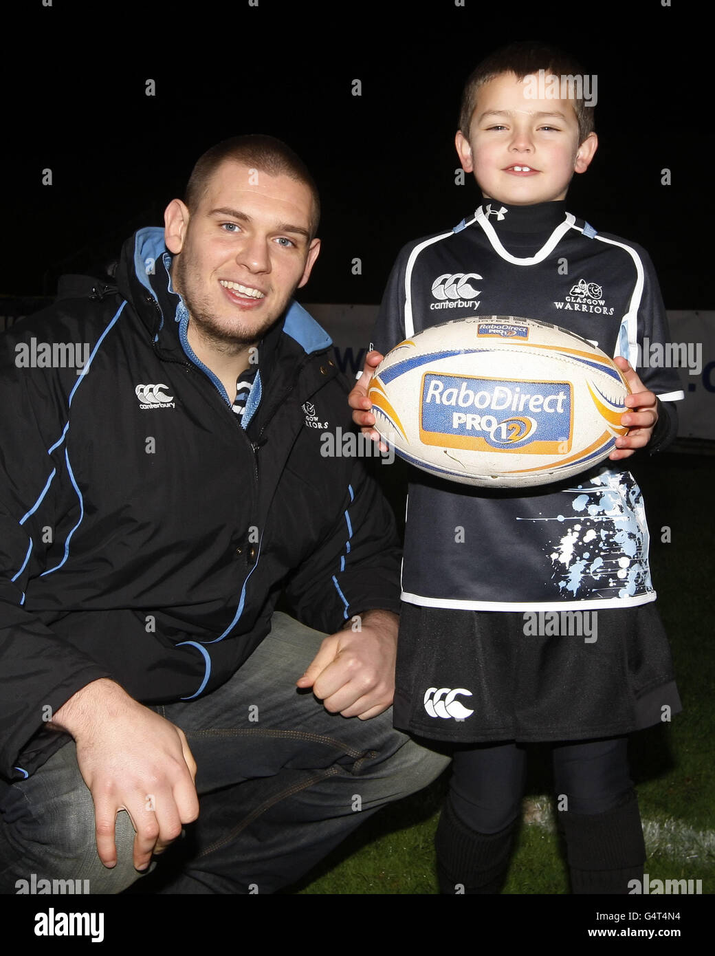 Rugby Union - RaboDirect PRO12 - Glasgow Warriors / Edinburgh Rugby - Firhill. Maskottchen Jack Coles posiert mit dem Glasgow Warriors-Spieler Gordon Reid während des Spiels der RaboDirect PRO12 League im Firhill Stadium, Glasgow. Stockfoto