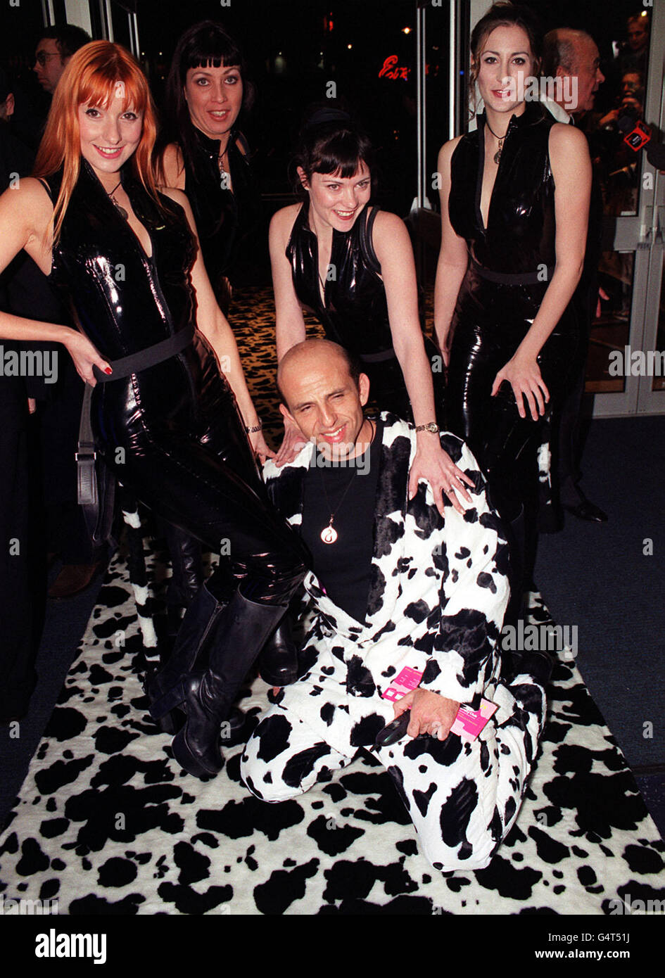 Models verkleiden sich, um den Film Mad Cows zu fördern, während der Londoner Premiere des Films im Odeon West End Kino, Leicester Square. Stockfoto