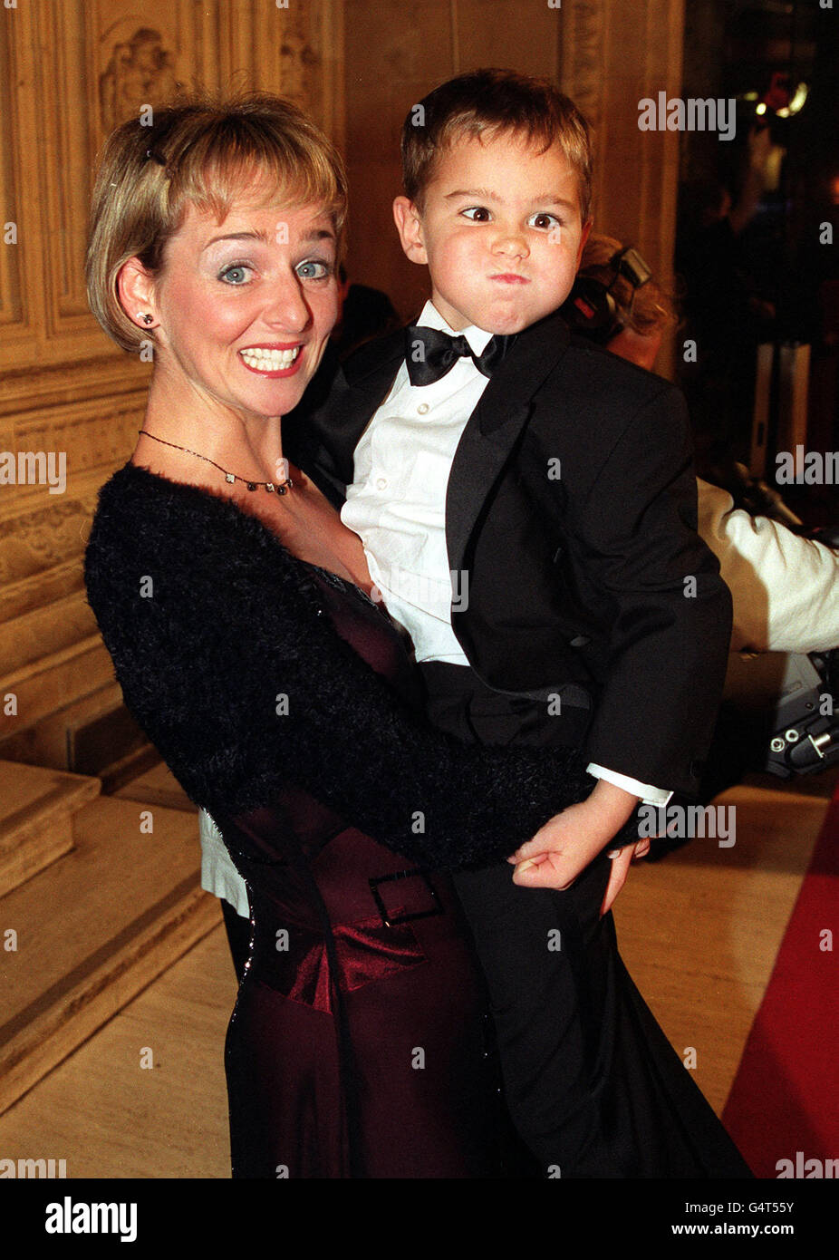 Der BBC-Kinderschauspieler Scott Chisholm und seine Mutter Julia Lawrence kommen bei den National Television Awards in der Royal Albert Hall in London an. Stockfoto