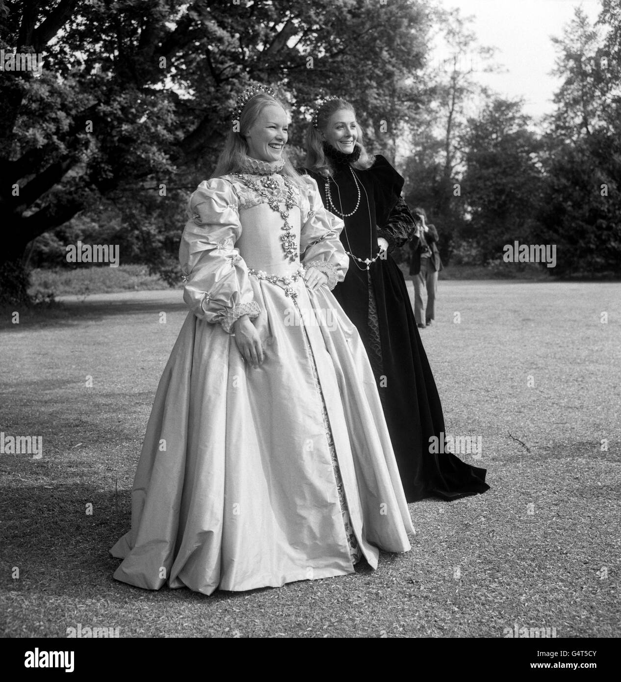 Glenda Jackson, die Oscar-Preisträgerin, als Königin Elisabeth I. von England, mit Vanessa Redgrave, rechts, als Mary Queen of Scots. Sie sind am Set eines neuen Films, Hal Wallis's Produktion von 'Mary, Queen of Scots' Stockfoto