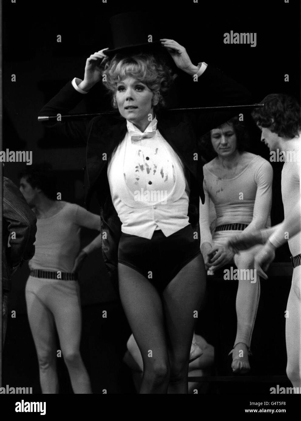 Diana Rigg, Lady Macbeth vom Nationaltheater, probt für Tom Stoppards preisgekrönte Komödie Jumpers, die morgen nach sechs Monaten wieder in das Repertoire des NT's Old Vic zurückkehrt. Miss Rigg spielt Dottie, eine Ex-Musical-Comedy-Star-Frau eines Professors für Moralphilosophie. Stockfoto