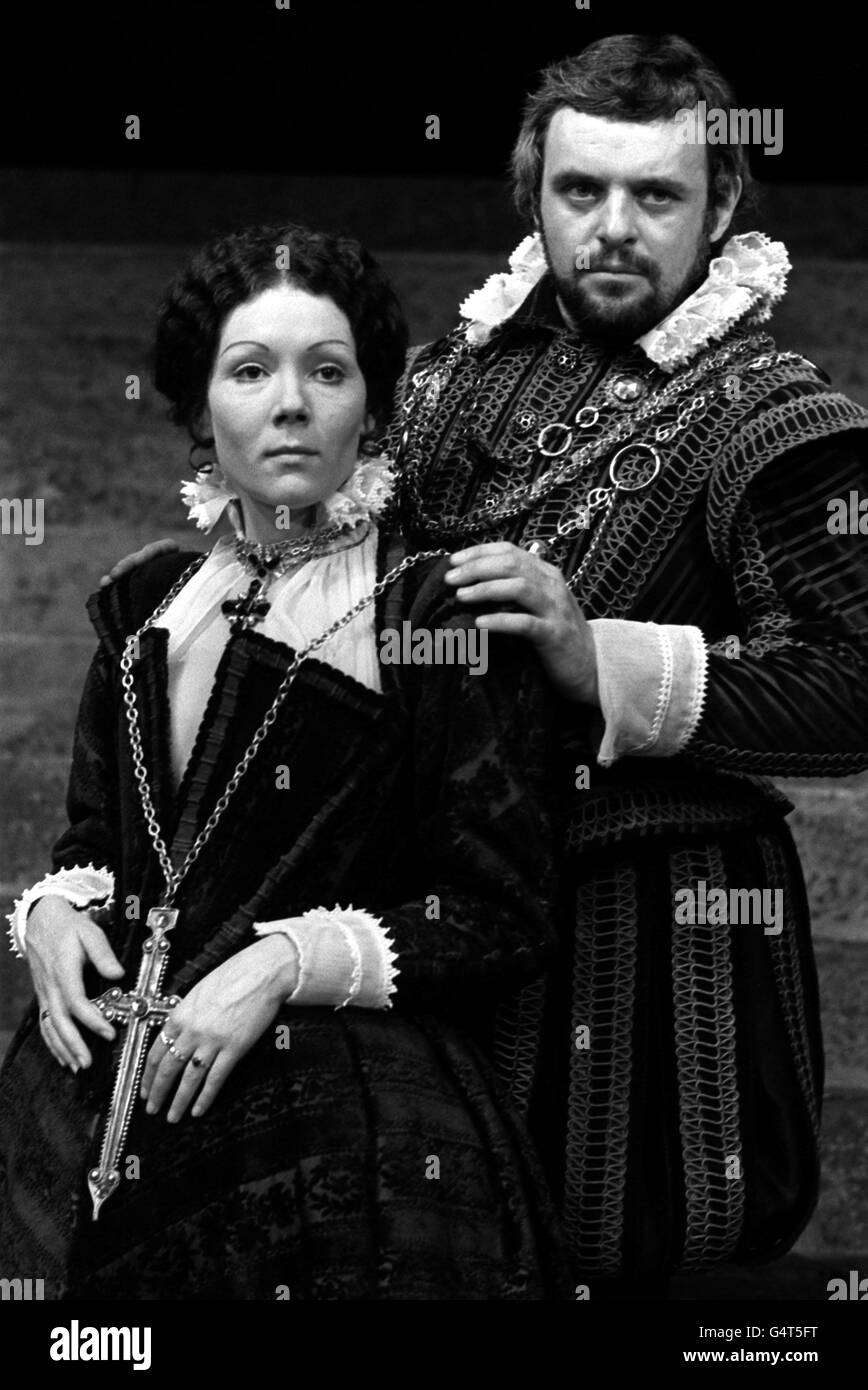 Anthony Hopkins als Macbeth und Diana Rigg als Lady Macbeth während der Dressurarbeiten für eine National Theatre-Produktion von William Shakespeares Macbeth. Die Schauspieler tragen Kostüme, die von Michael Annals entworfen wurden. Stockfoto