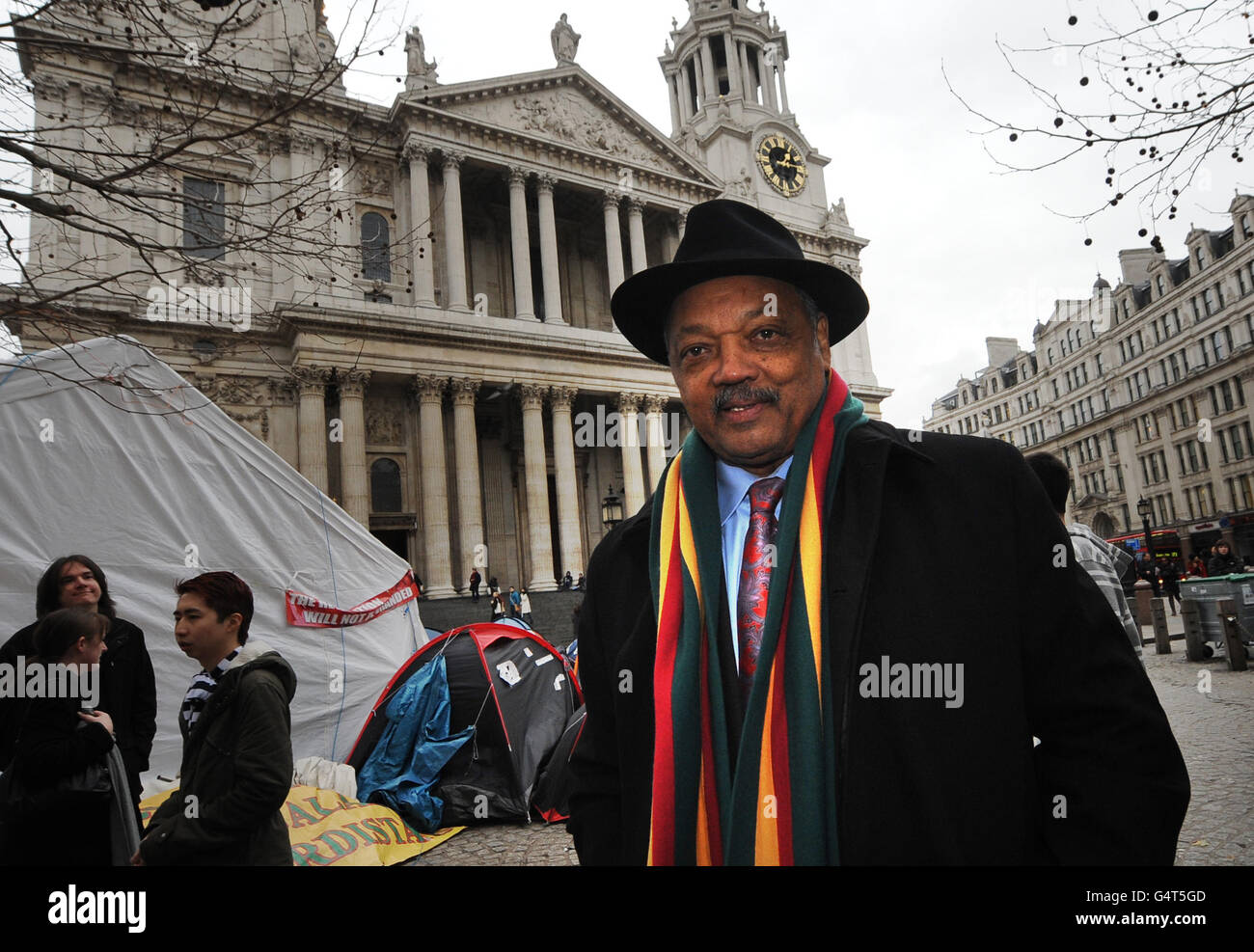 Stephen Lawrence Prozess. Jesse Jackson kommt zu uns, um am Occupy London-Standort vor der St Paul's Cathedral in London zu sprechen. Stockfoto