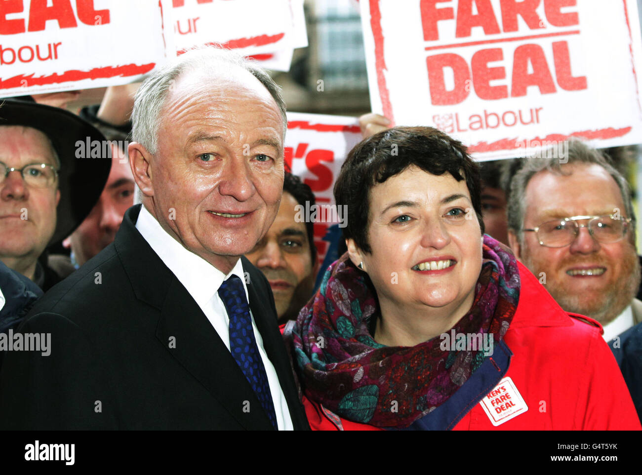 Ken Livingstone, der Kandidat des Labour London Mayorals, und sein stellvertretender Vorsitzender, der Verkehrssprecher der Labour London Assembly, Val Shawcross, während der Einführung von Kens TARIFVERTRAG, stieg seine Kampagne gegen Boris Johnsons Fahrpreise am Bahnhof London Bridge. Stockfoto