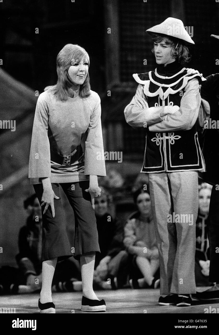 PA Photo 22/12/70 Sängerin Cilla Black im Londoner Palladium in der Titelrolle der Weihnachtspantomime 'Aladdin'. Looking On ist einer der Irving Davies Tänzer, der ebenfalls in der Show auftritt Stockfoto