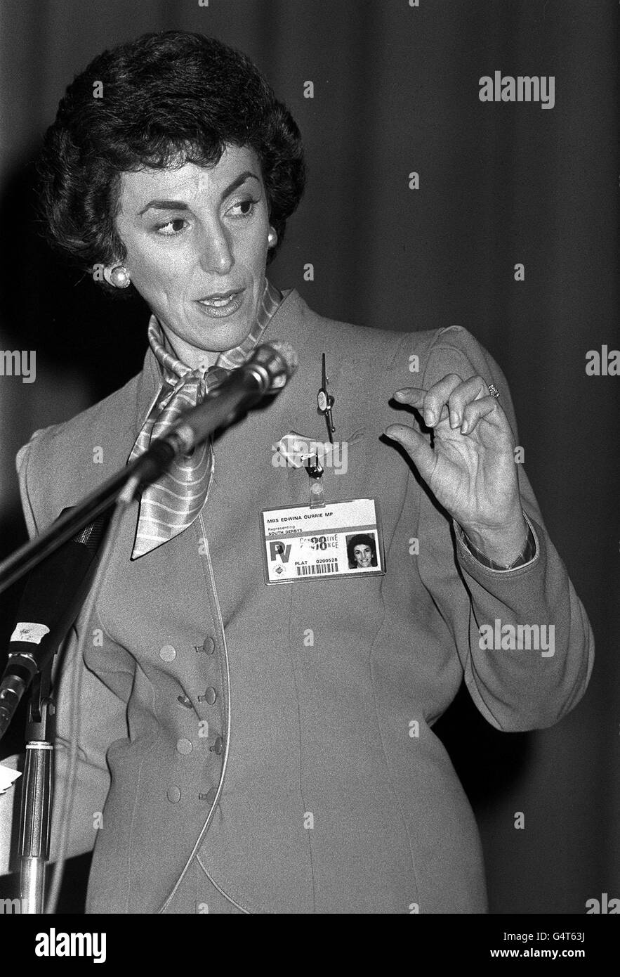 Die Gesundheitsministerin der Junioren Edwina Currie spricht bei einem Randtreffen während der Tory-Parteikonferenz in Brighton vor der konservativen Medizinischen Gesellschaft. Stockfoto