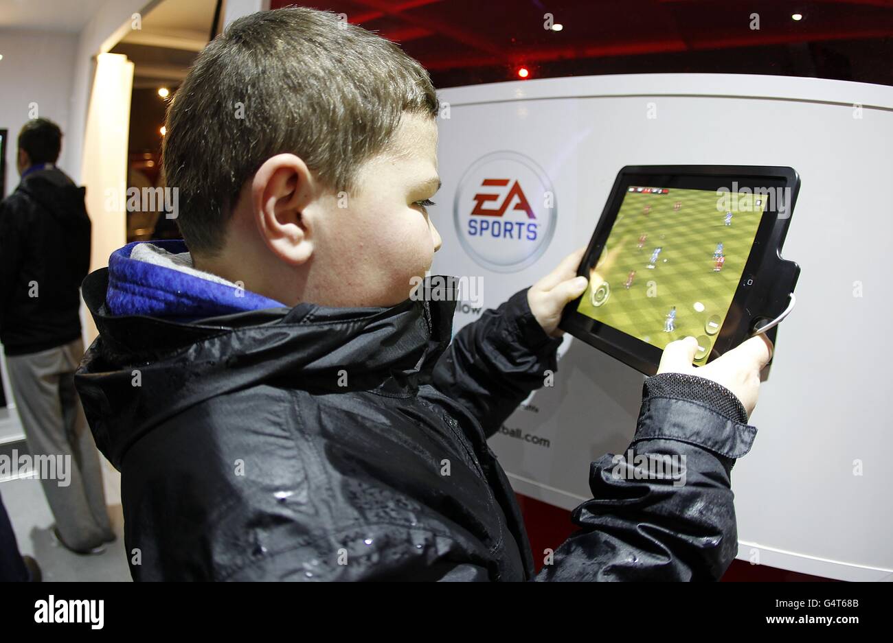 Ein junger Fan spielt gerne FIFA in den EA Sports Dugout im Goodison Park vor dem Spiel gegen Bolton Wanderers Stockfoto