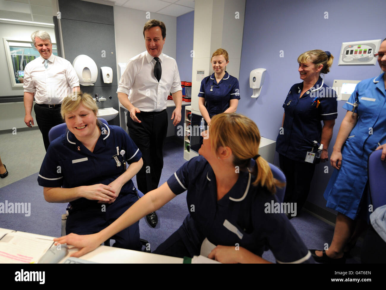 Premierminister David Cameron und Gesundheitsminister Andrew Lansley (links) treffen Krankenschwestern während eines Besuchs im Royal Salford Hospital in Manchester. Stockfoto