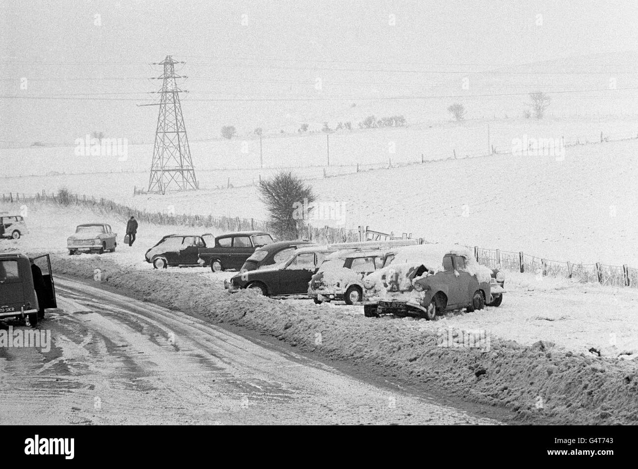 Verlassene Fahrzeuge sitzen auf der Straßenseite der Canterbury-Folkestone Straße und folgen dem Wetter quer durch Großbritannien. Schneestürme haben das ganze Land durchgefegt und Chaos auf den Straßen verursacht Stockfoto