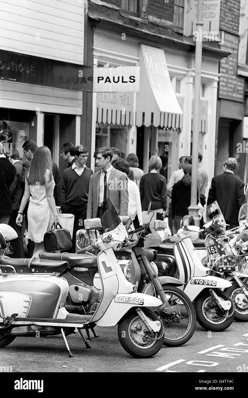 Londoner Szenen - Mopeds. Mopeds parkten vor den Geschäften in London Stockfoto