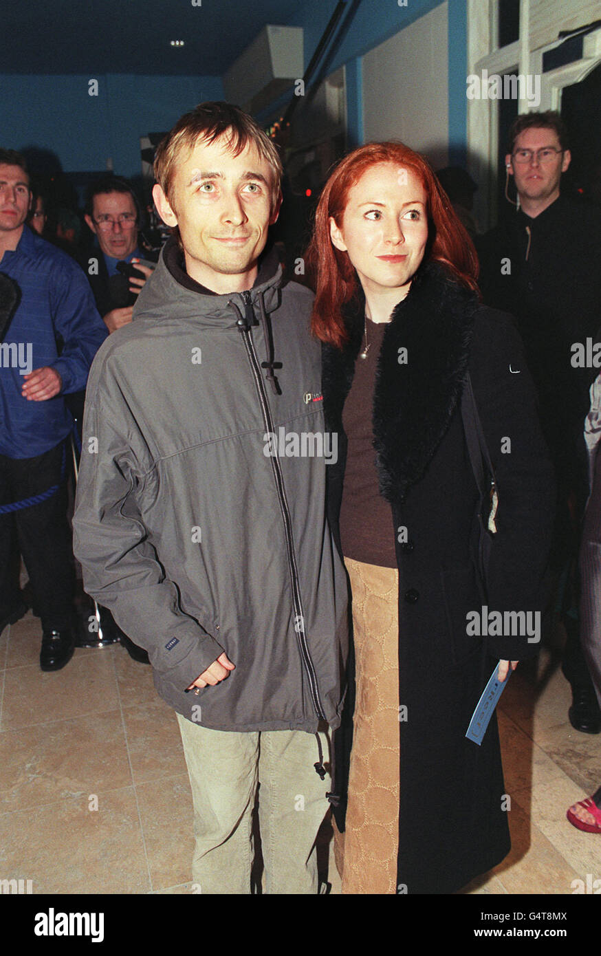 Neil Hannon, Leadsänger der Band The Divine Comedy, mit seiner Frau Orla, bei der Eröffnungsparty für The Sugar Reef Bar and Grill in Soho, London. Stockfoto