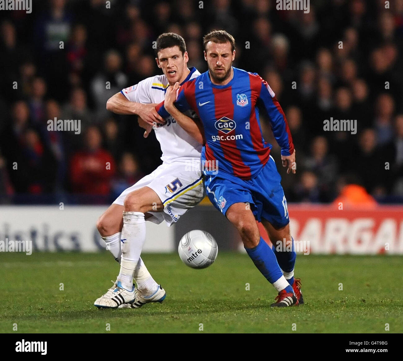 Mark Hudson von Cardiff City und Glenn Murray von Crystal Palace kämpfen während des Carling Cup Halbfinales im Selhurst Park, London, um den Ball. Stockfoto