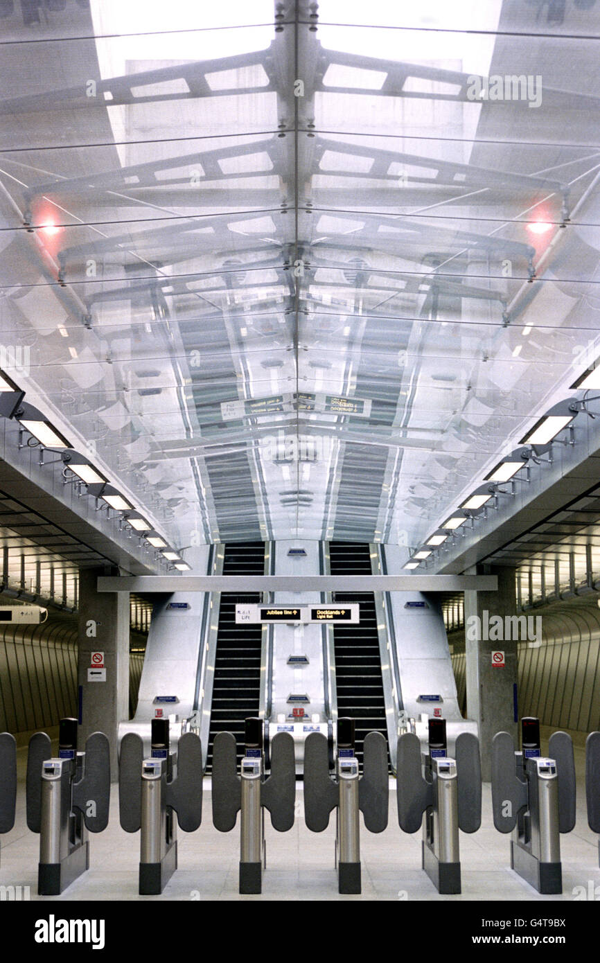 Die von den Architekten Troughton McAslan entworfenen Eingangsbarrieren an der U-Bahnstation Canning Town werden nun als Teil der Londoner U-Bahn-Erweiterung Jubilee Line eröffnet. Stockfoto