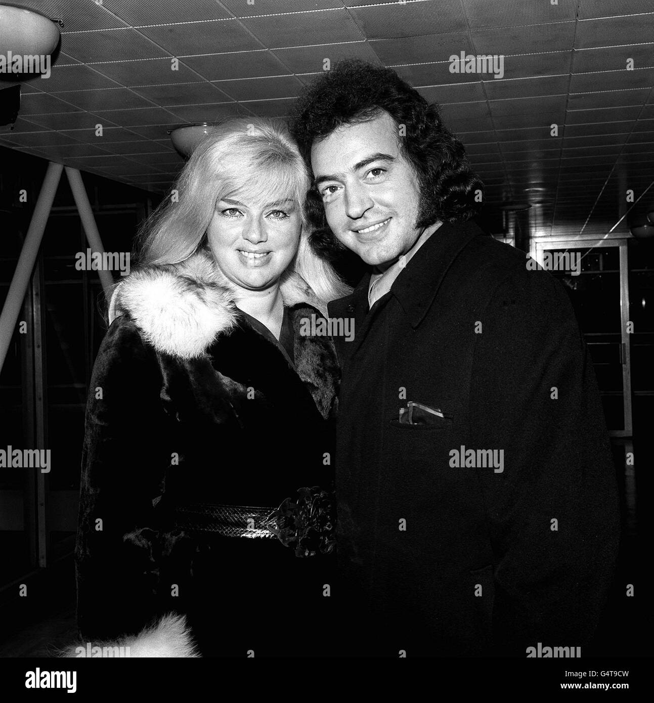Die Schauspielerin Diana Dors und ihr Schauspieler-Ehemann Alan Lake am Flughafen Heathrow, als sie gestern nach Toronto aufreisten, um über einen Film zu sprechen, den Mr. Lake mit seiner Frau als Star produzieren sollte. Stockfoto