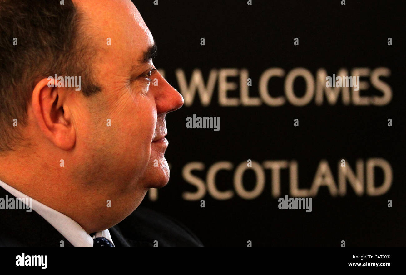 Schottlands erster Minister Alex Salmond MSP bei einem Besuch in Barclays Wealth neu renovierten Hauptsitz in Edinburgh, wo er Mitarbeiter traf. Stockfoto