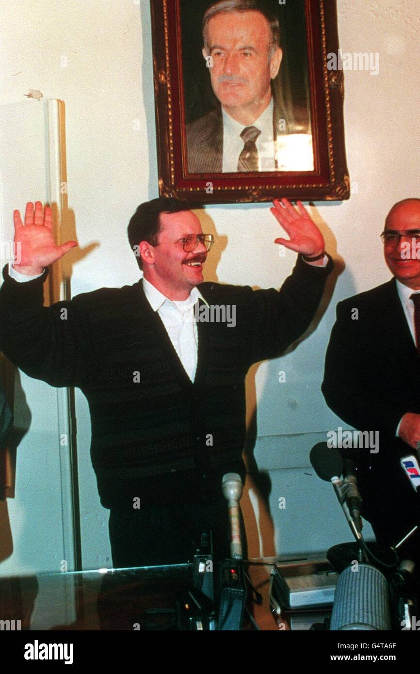 04/12/1991 - an diesem Tag der Geschichte wurde der Journalist Terry Anderson, der letzte amerikanische und am längsten gehaltene westliche Geisel im Libanon, nach 2,454 Tagen Haft von seinen Entführer des Islamischen Jihad (Heiliger Krieg) befreit. Er wurde am 16. März 1985 entführt. 4. DEZEMBER: Ex-US-Geisel Terry Anderson stiguliert der Presse vor der syrischen Botschaft in Damaskus nach seiner Freilassung. Anderson, 44, wurde 7 Jahre in Gefangenschaft gehalten. Stockfoto