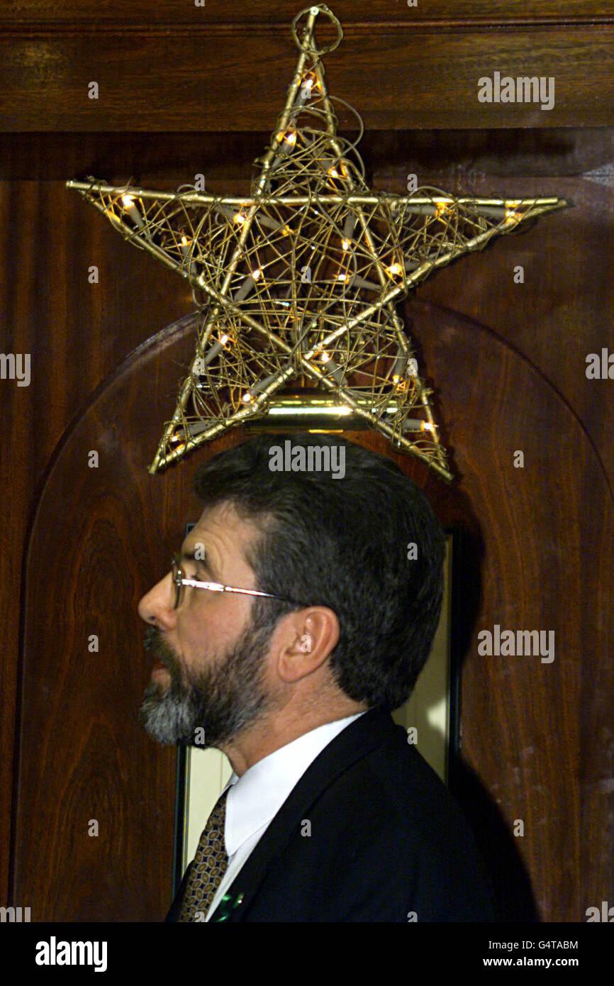 Sinn Fein-Präsident Gerry Adams sprach vor dem Sinn Fein National Executive Meeting in Dublin, wo er den Unterstützern sagte, dass es keine geheime Vereinbarung oder versteckte Agenda hinter der Karfreitagsvereinbarung über Nordirland gebe. Stockfoto
