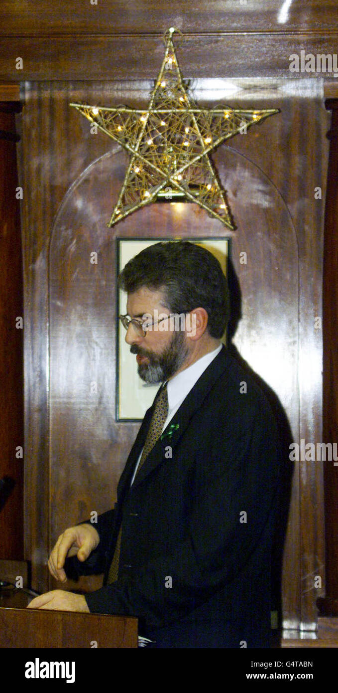 Sinn Fein-Präsident Gerry Adams sprach vor dem Sinn Fein National Executive Meeting in Dublin, wo er den Unterstützern sagte, dass es keine geheime Vereinbarung oder versteckte Agenda hinter der Karfreitagsvereinbarung über Nordirland gebe. Stockfoto