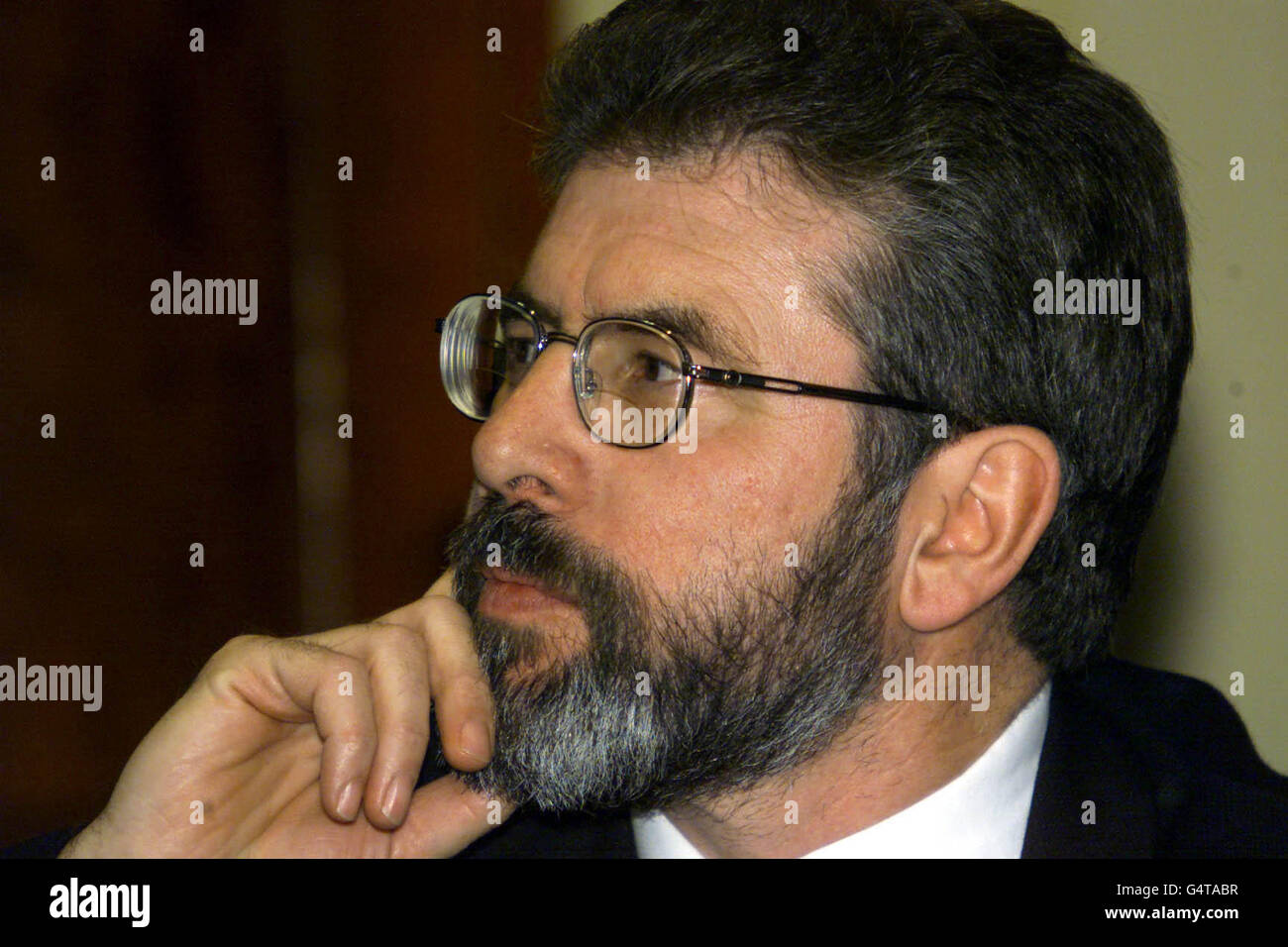 Sinn Fein-Präsident Gerry Adams sprach vor dem Sinn Fein National Executive Meeting in Dublin, wo er den Unterstützern sagte, dass es keine geheime Vereinbarung oder versteckte Agenda hinter der Karfreitagsvereinbarung über Nordirland gebe. Stockfoto