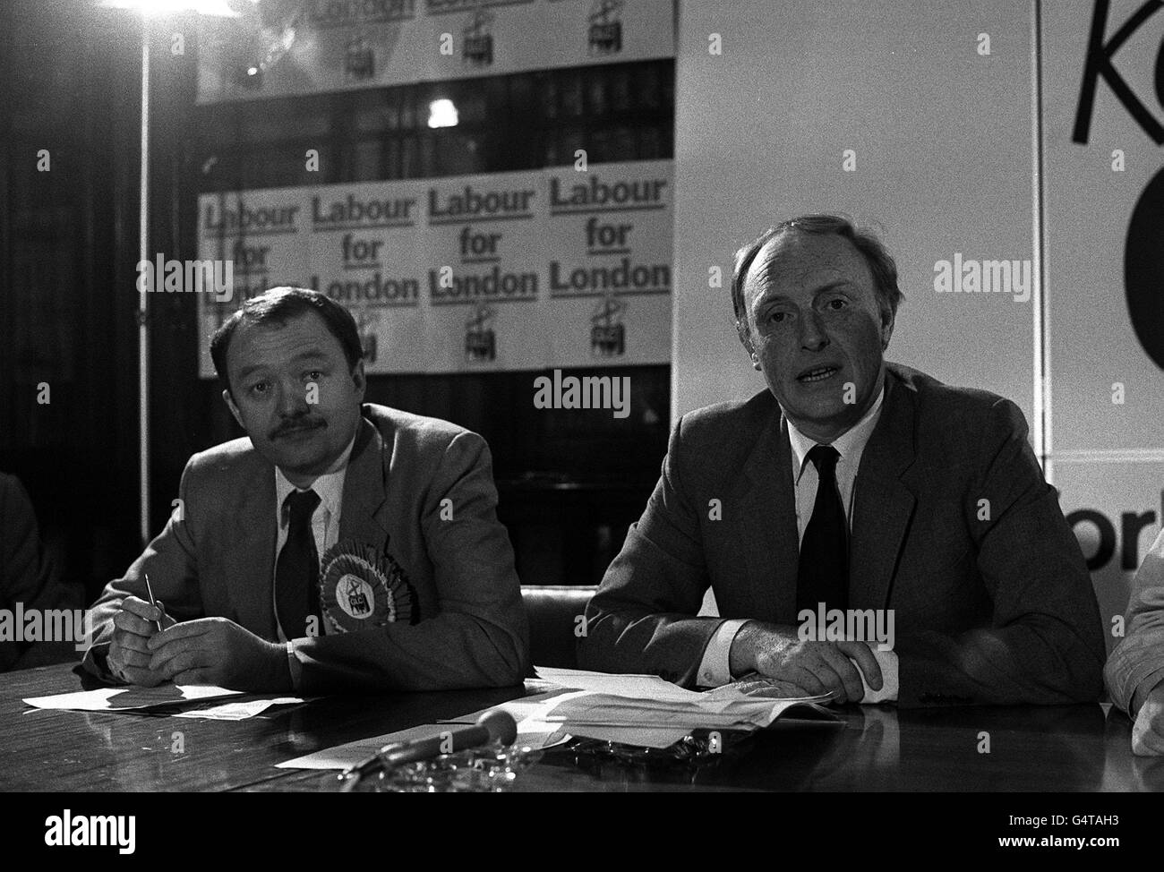 Labour-Chef Neil Kinnock (rechts) und ehemaliger GLC-Chef Ken Livingstone bei der Pressekonferenz der GLC-Neuwahlen im Herbert Morrison House, Walworth Road, London. Kinnock war zur Hand, um Labour GLC-Kandidaten zu unterstützen. Stockfoto